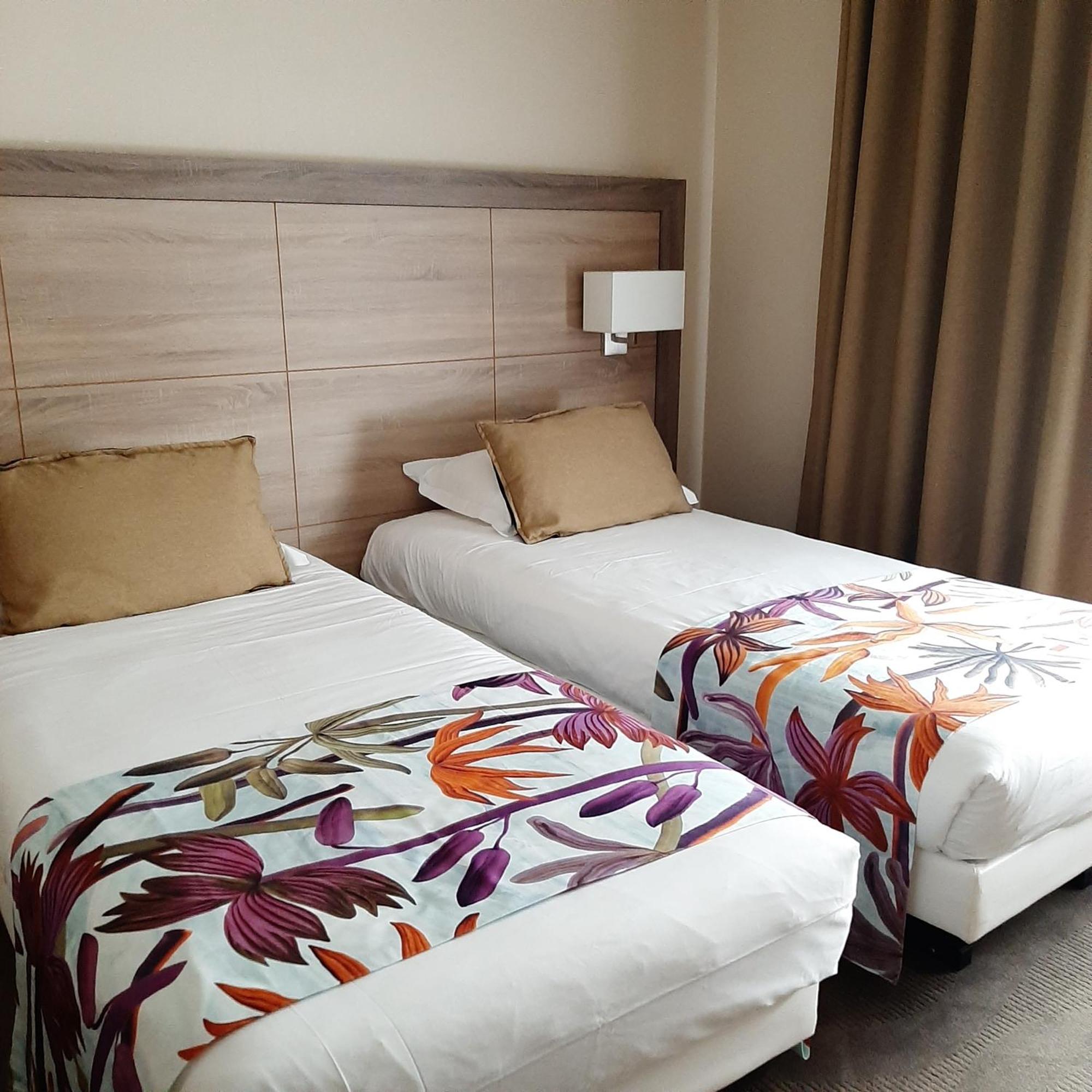 Logis Hotel Relais Saint Jacques - Chateauroux Déols Buitenkant foto